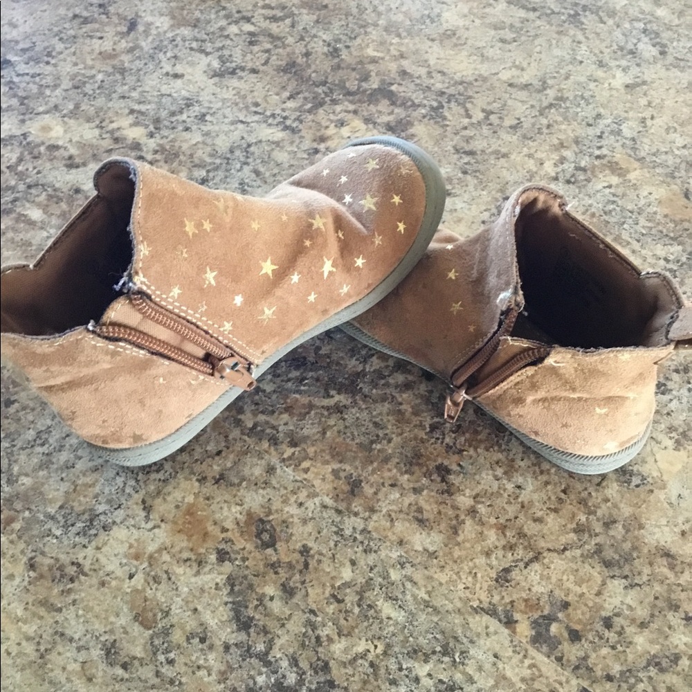Adorable girl’s faux suede boots w/gold stars sz 9
